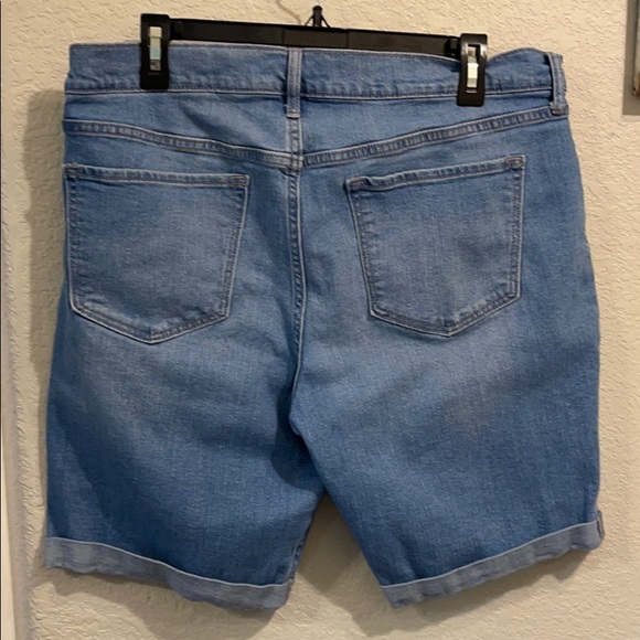 Fitted short - Picture 2 of 2